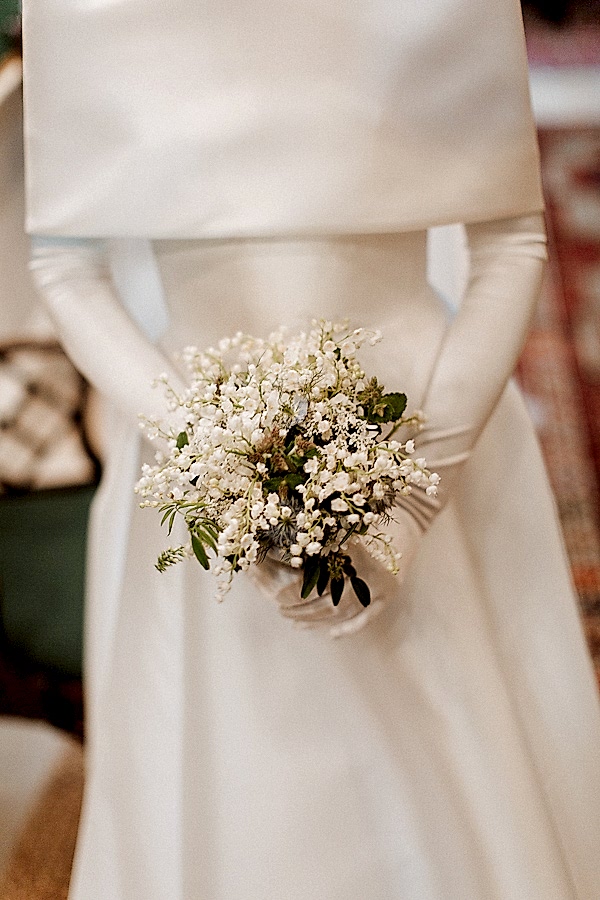 elegenat bride with simple flowers