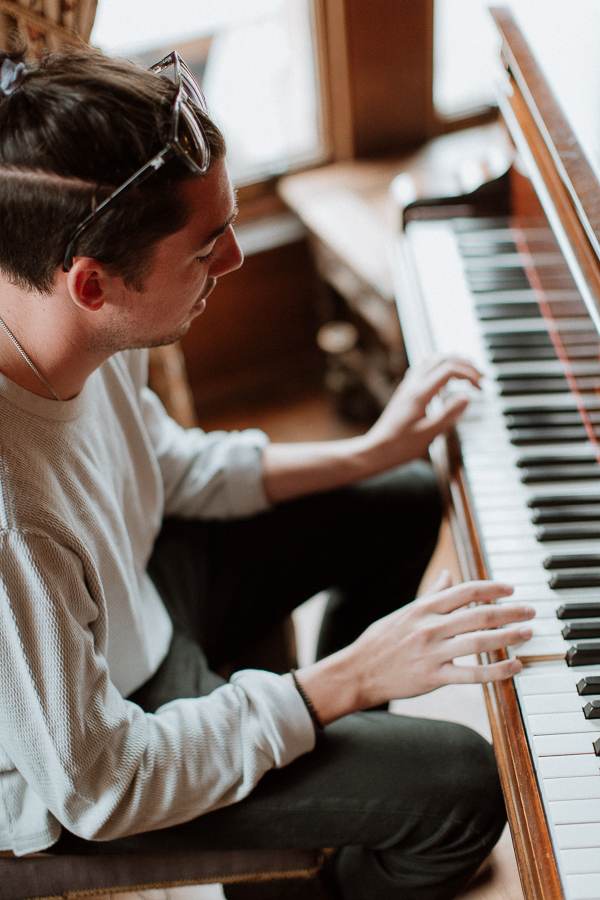 groomsman playing piano during preparations