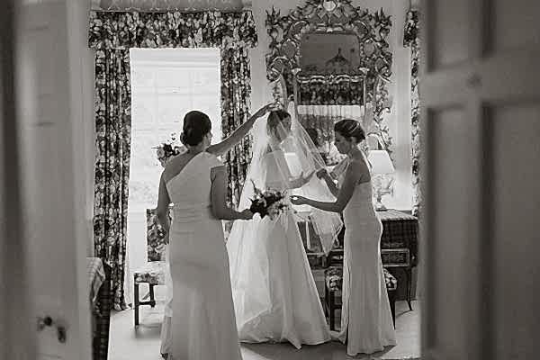 bride putting her veil down
