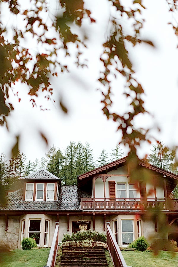 front side of the lodge on the wedding day 